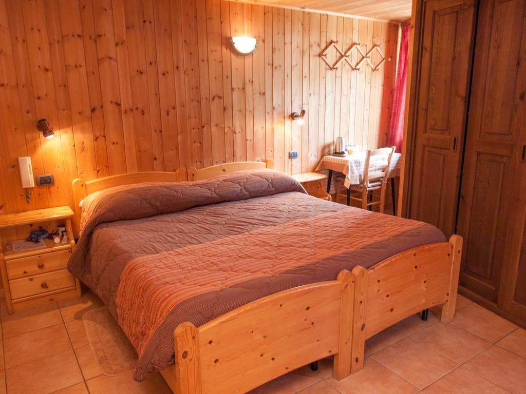 Le Vieux Rascard Chambres D'Hotes Champoluc Kamer foto